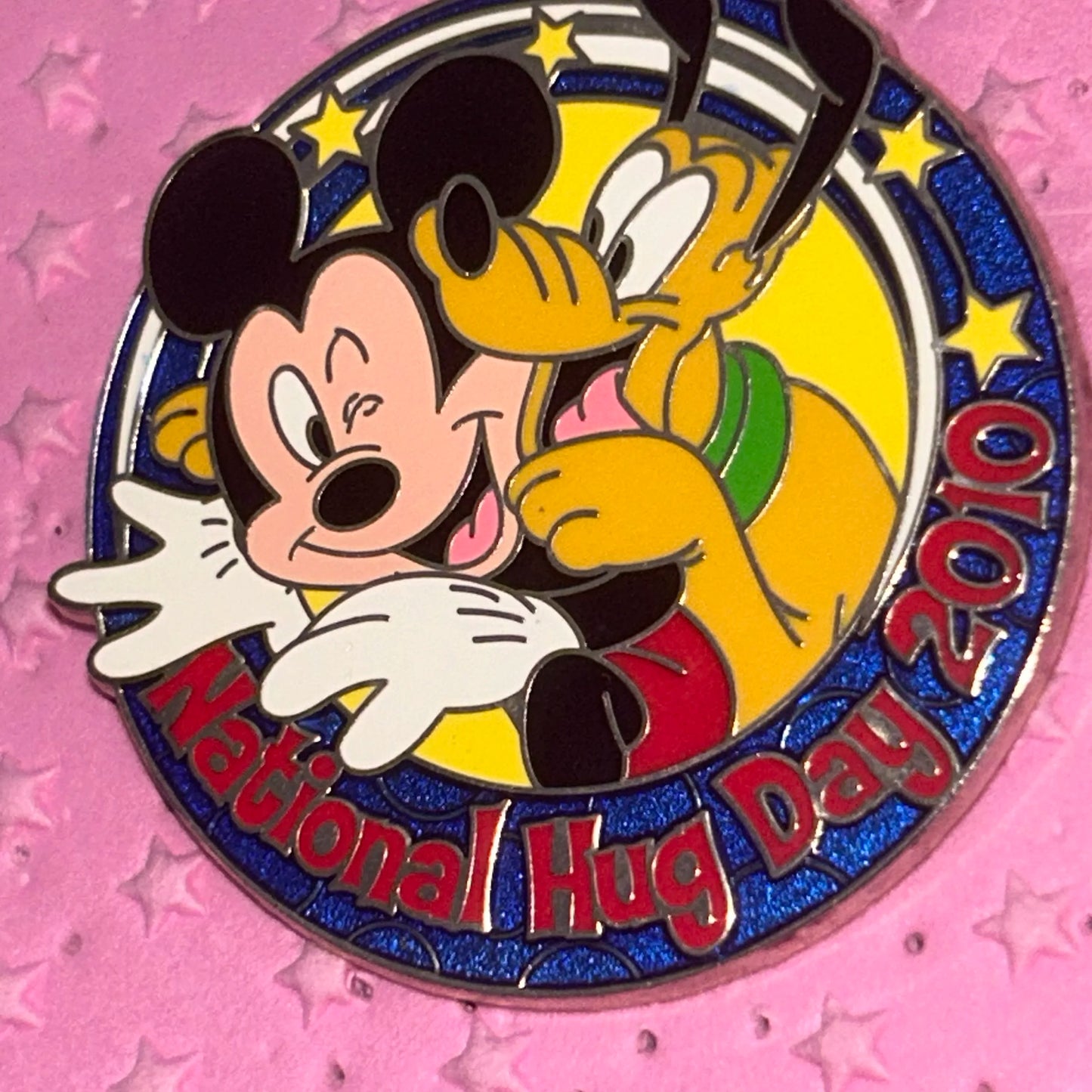 2010 - Mickey and Pluto - National Hug Day - LE 1,500 - Disney Pin