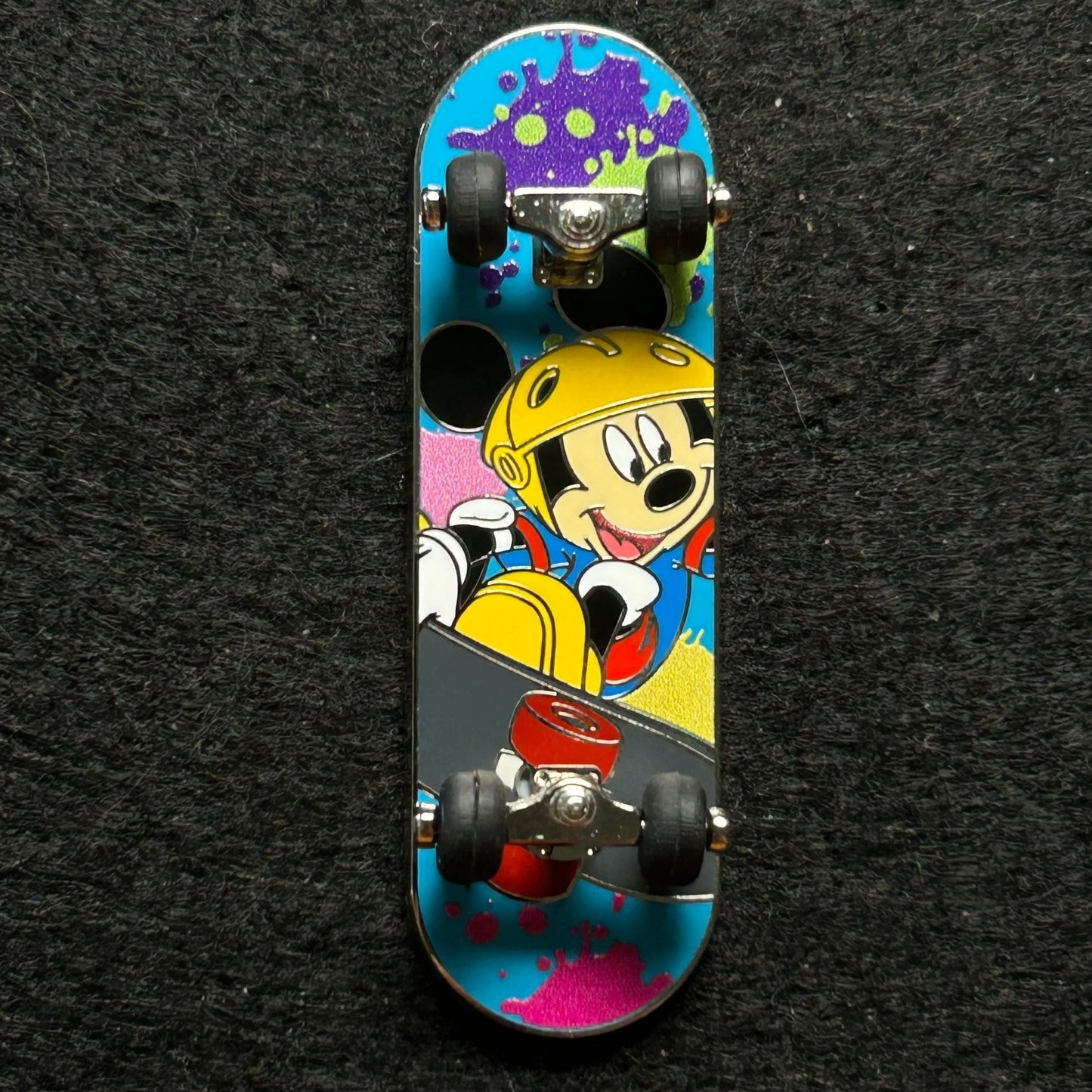 2024 - Mickey Mouse Skateboard - Moving Wheels - Disney Pin