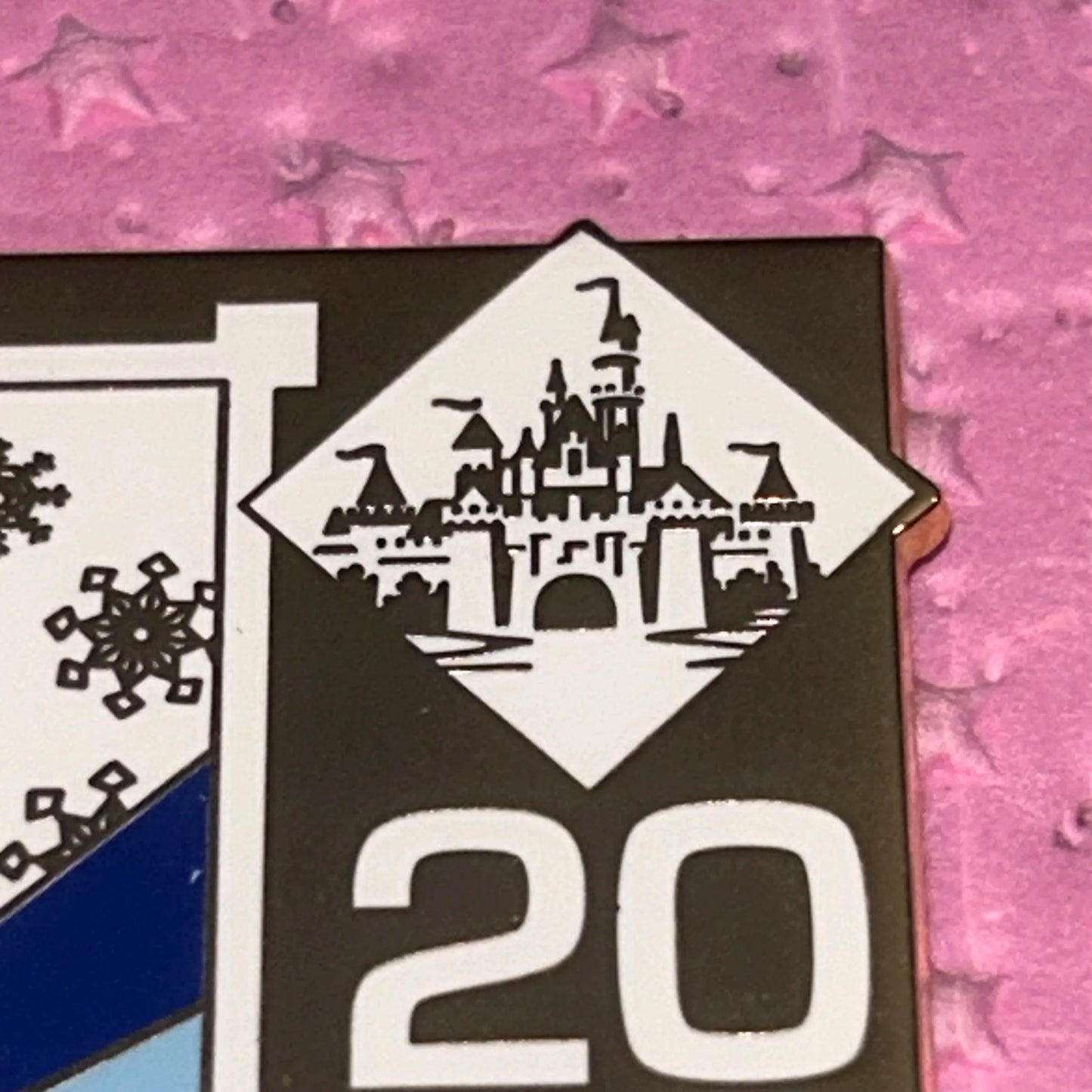 2008 - Happy Holidays - Christmas - Cast Member Exclusive - Pin