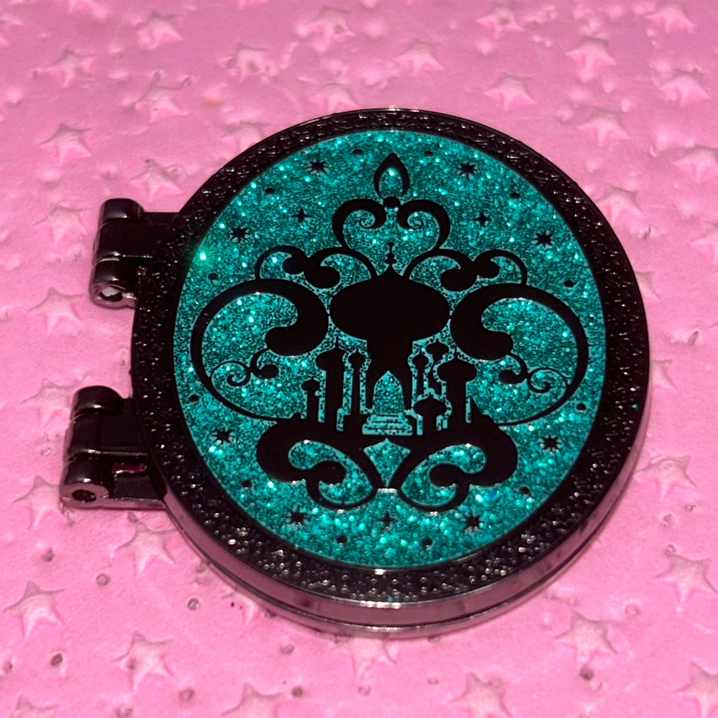 Loungefly - Jasmine and Aladdin - Princess Portrait Locket - Mystery Pin