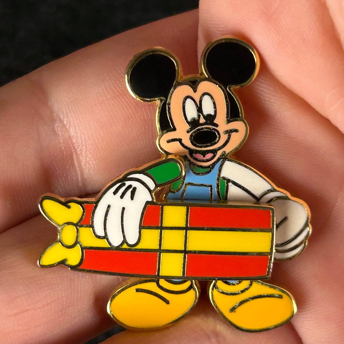 2002 - Mickey Mouse - Skateboard - Christmas Present - Slider - LE 3,500 - Disney Pin