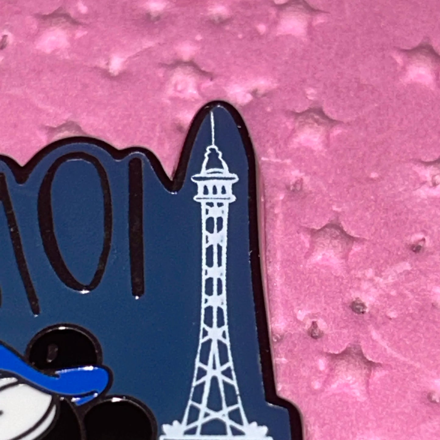 2020 - Mickey and Minnie Kissing - EPCOT - France - Pin