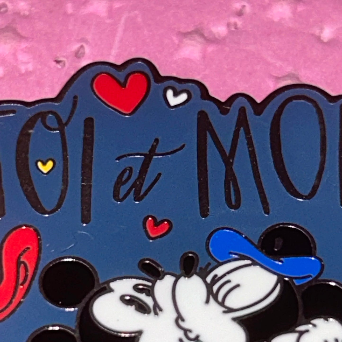 2020 - Mickey and Minnie Kissing - EPCOT - France - Pin