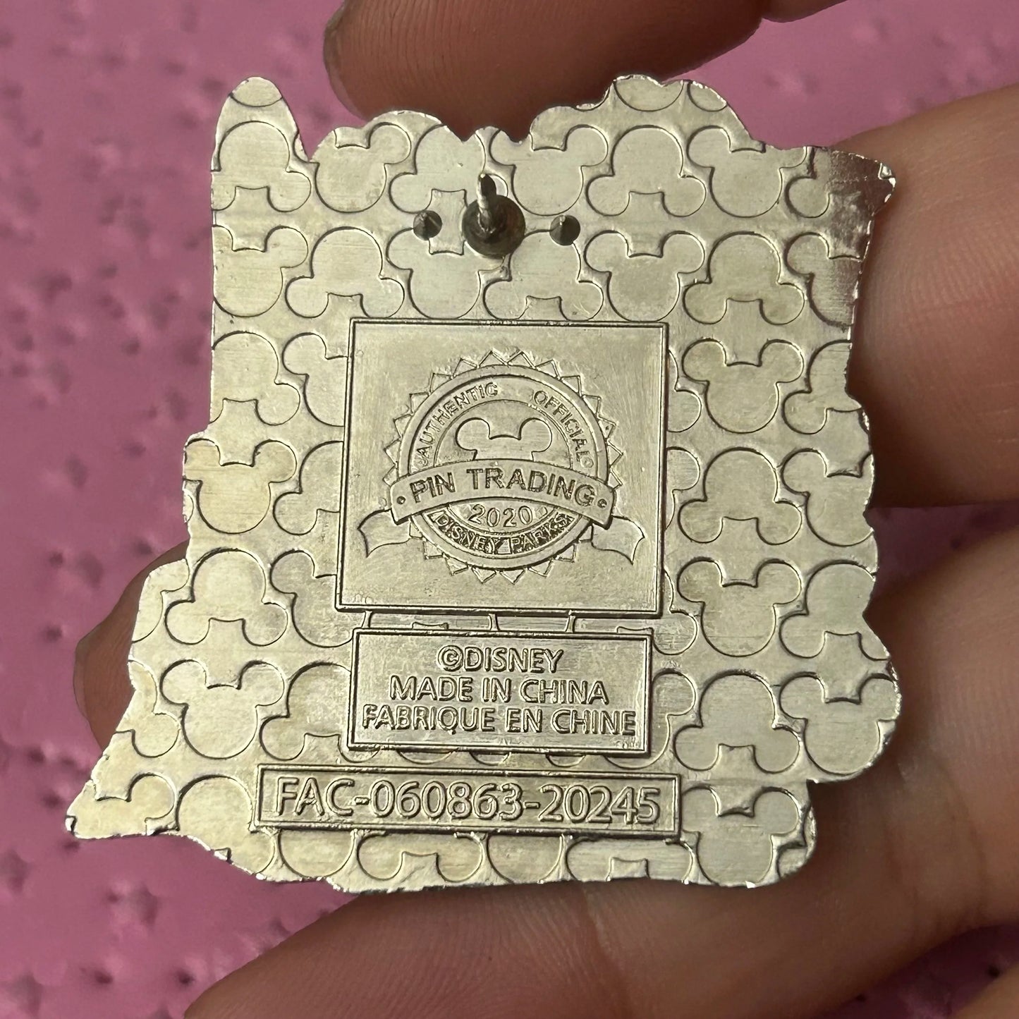 2020 - Mickey and Minnie Kissing - EPCOT - France - Pin