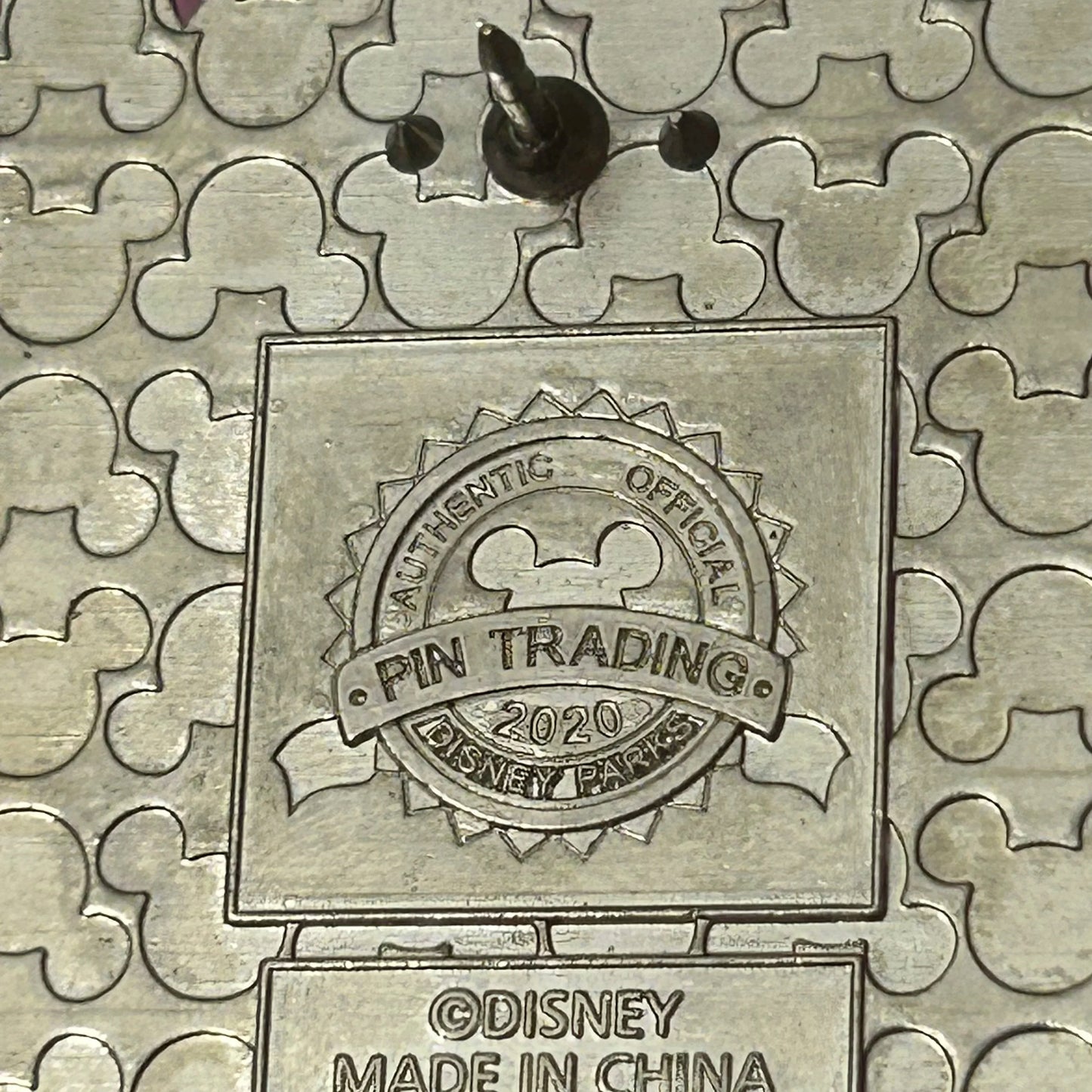 2020 - Mickey and Minnie Kissing - EPCOT - France - Pin