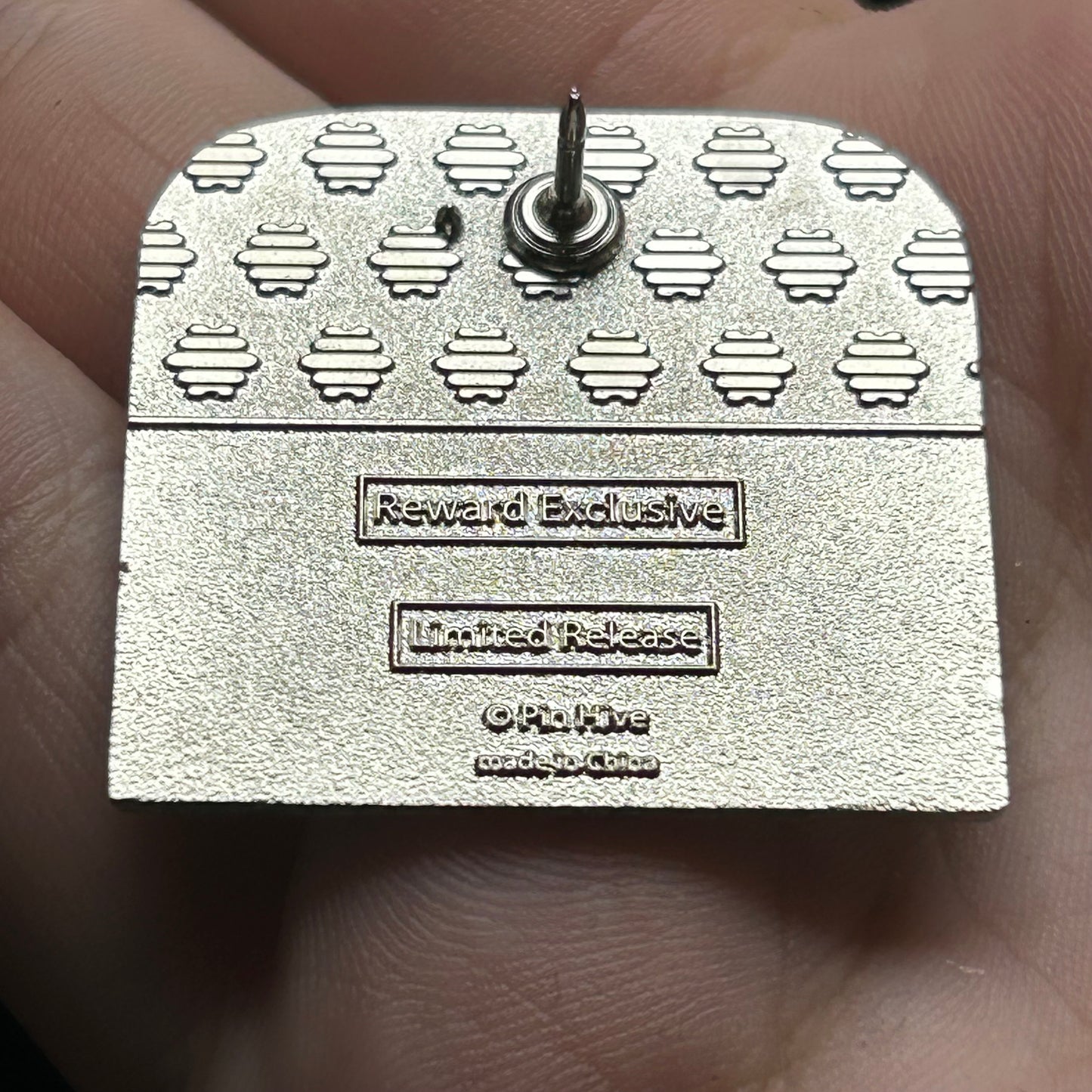 2025 - Gardening Bee - LR - Reward Exclusive Pin