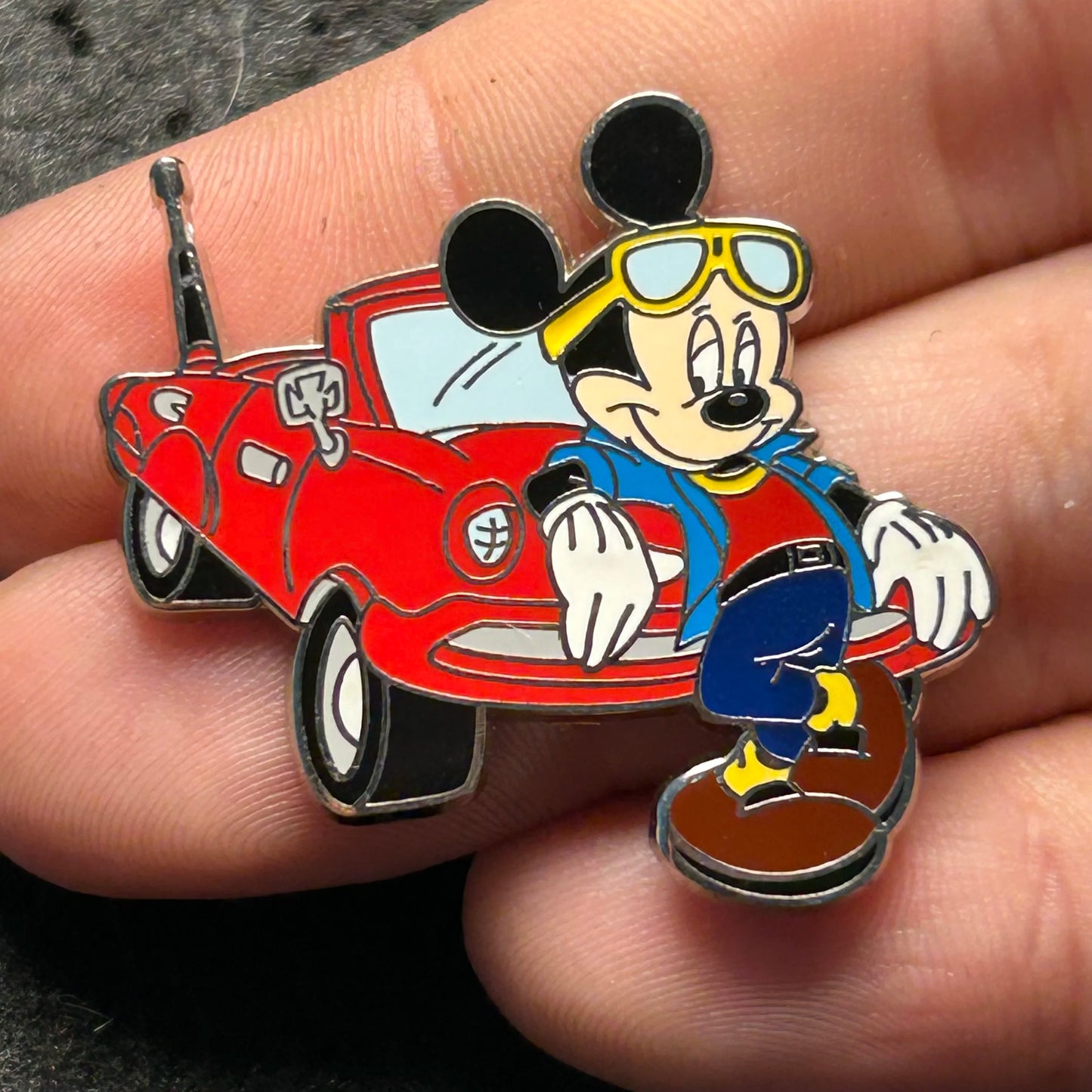 2004 - Mickey Mouse - Leaning Against Car - WDWTC - Mini - Disney Pin