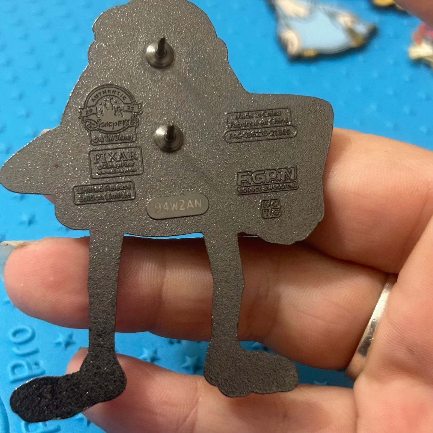 FIG PIN - Mike Wazowski - Holding Book - LR - Disney Pin