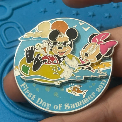2011 - Mickey and Minnie Mouse - First Day Of Summer - LE 1,000 - Disney Pin