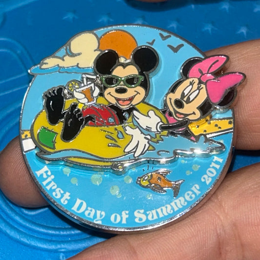 2011 - Mickey and Minnie Mouse - First Day Of Summer - LE 1,000 - Disney Pin