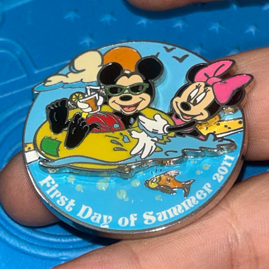 2011 - Mickey and Minnie Mouse - First Day Of Summer - LE 1,000 - Disney Pin