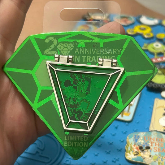 2020 - Minnie Mouse - Emerald Gem - LE 4,000 - Hinge Pin
