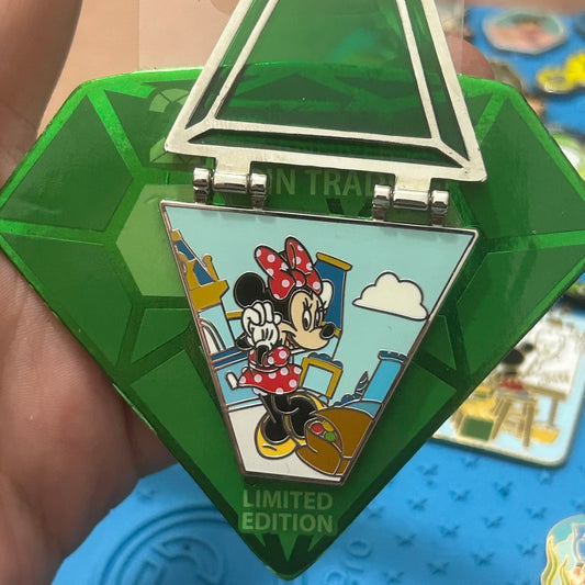 2020 - Minnie Mouse - Emerald Gem - LE 4,000 - Hinge Pin