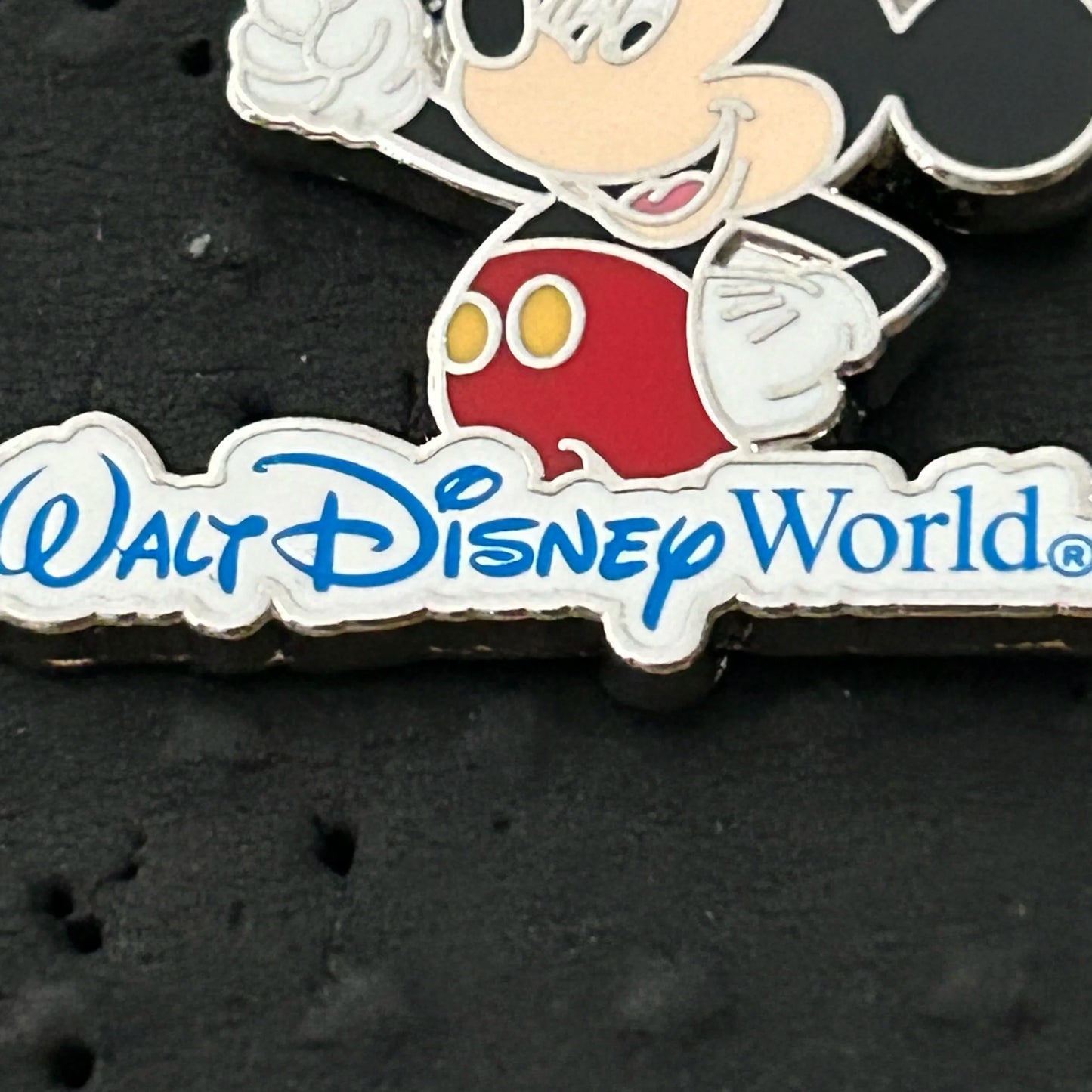 2009 - Mickey Mouse - Holding Balloons - WDW - Pin
