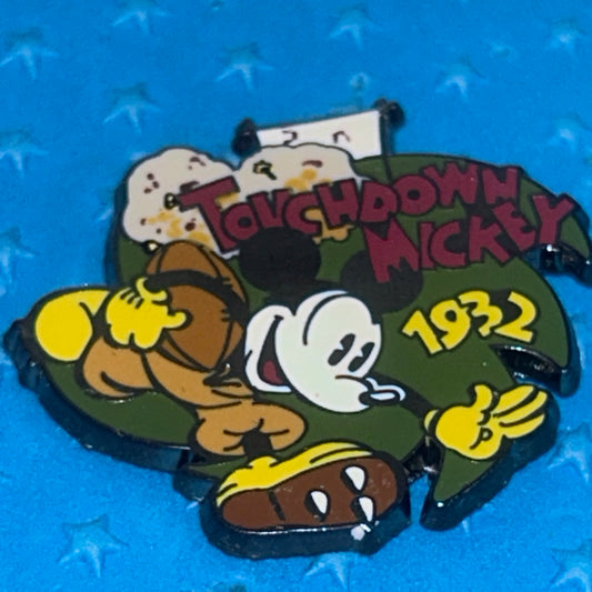 2001 - Touchdown Mickey Mouse 1932 - Football - Disney Pin