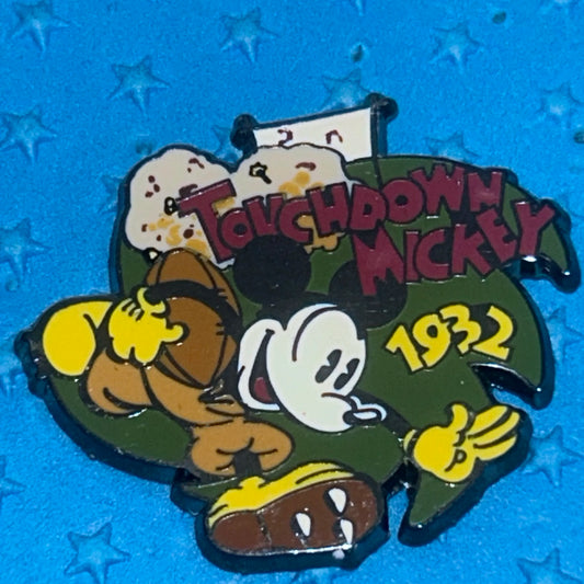 2001 - Touchdown Mickey Mouse 1932 - Football - Disney Pin