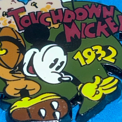2001 - Touchdown Mickey Mouse 1932 - Football - Disney Pin