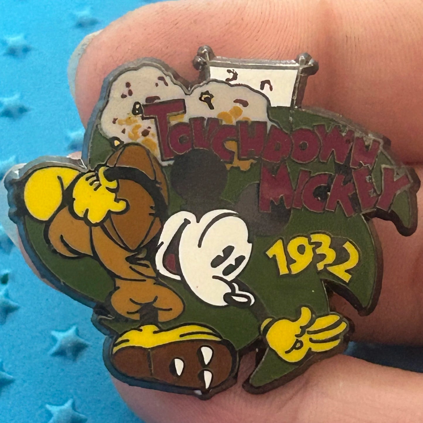 2001 - Touchdown Mickey Mouse 1932 - Football - Disney Pin
