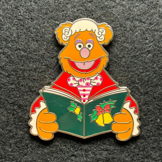 2022 - Fozzie Bear - Muppets Studio - Christmas Caroling - LR - Disney Pin