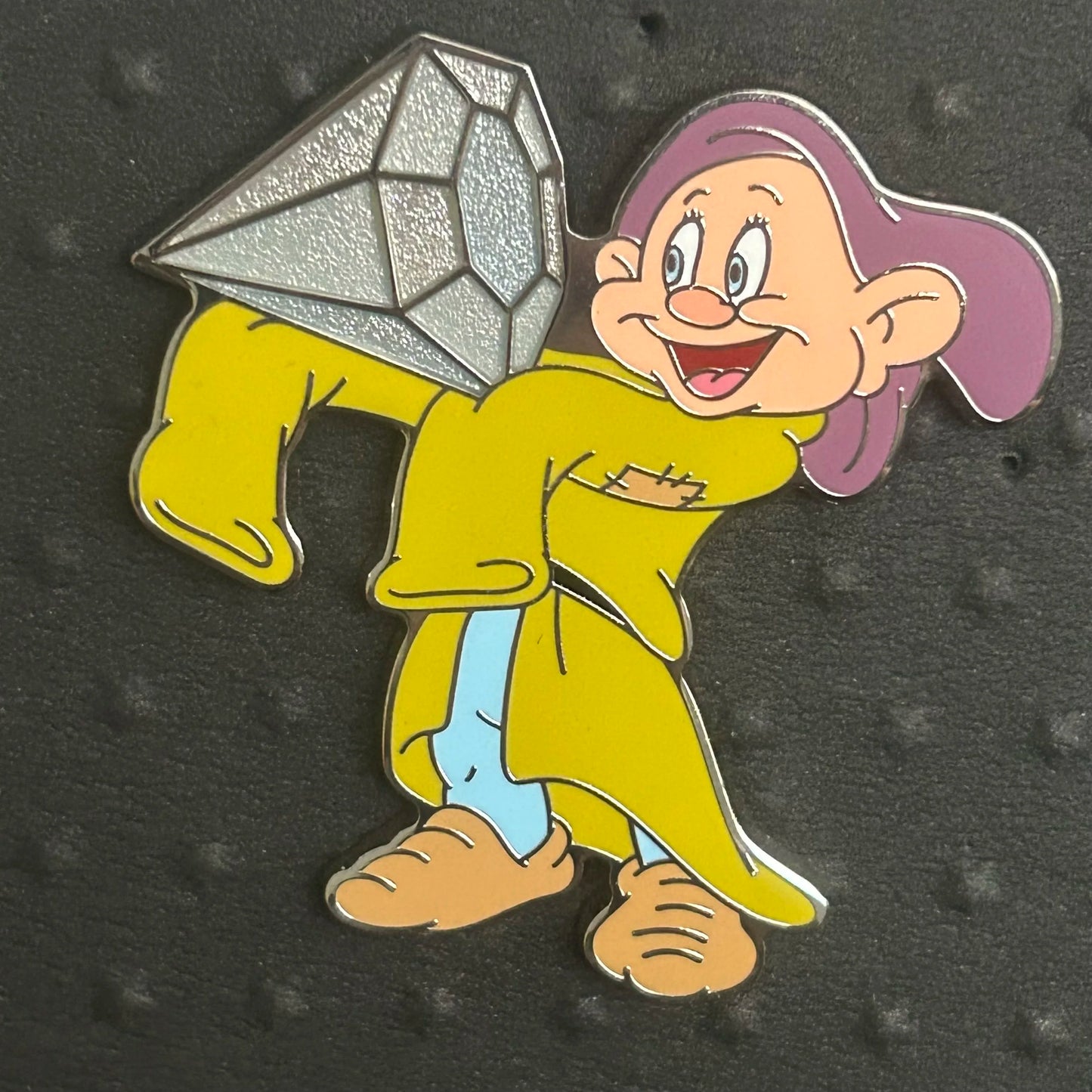 2024 - Dopey - Holding Jewel - Snow White - Disney Pin