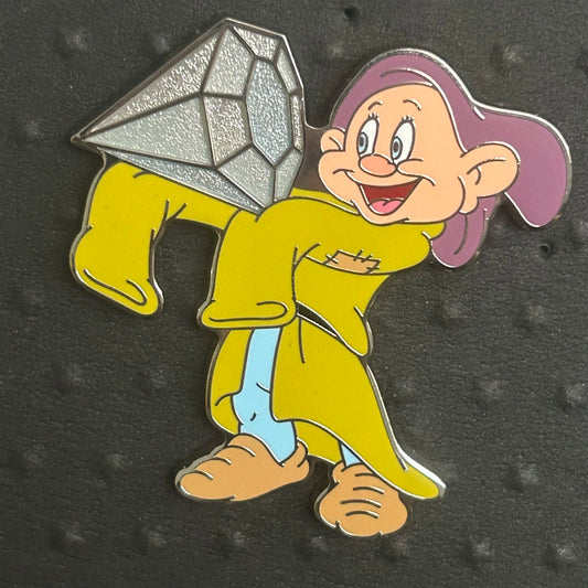 2024 - Dopey - Holding Jewel - Snow White - Disney Pin