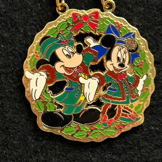 2003 - Mickey and Minnie Mouse - Christmas Wreath - Dangle - Disney Pin