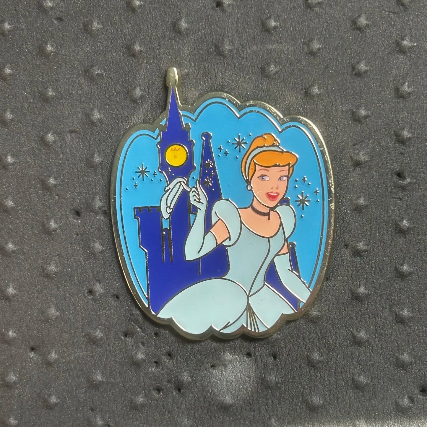 Loungefly - Cinderella - Holding Glass Slipper - Castle Portrait - Pumpkin - Disney Pin