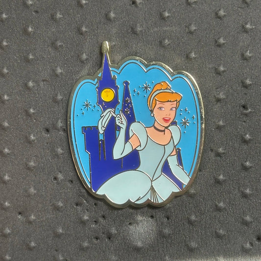 Loungefly - Cinderella - Holding Glass Slipper - Castle Portrait - Pumpkin - Disney Pin
