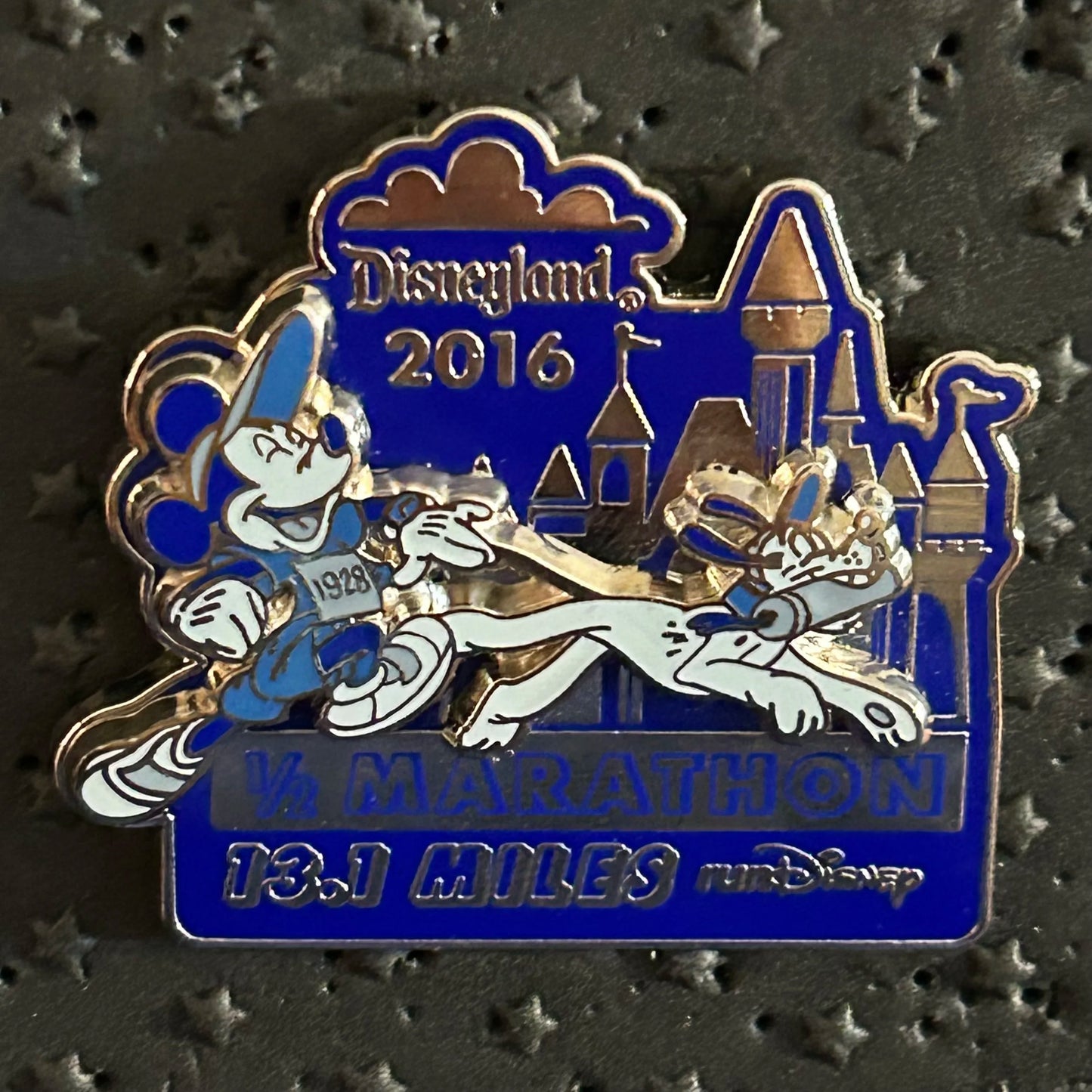 2016 - Pluto and Mickey - DLR - LR - 1/2 Marathon - Disney Pin