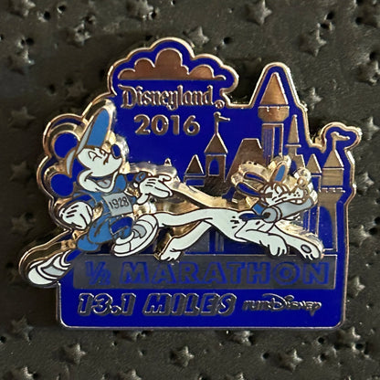 2016 - Pluto and Mickey - DLR - LR - 1/2 Marathon - Disney Pin