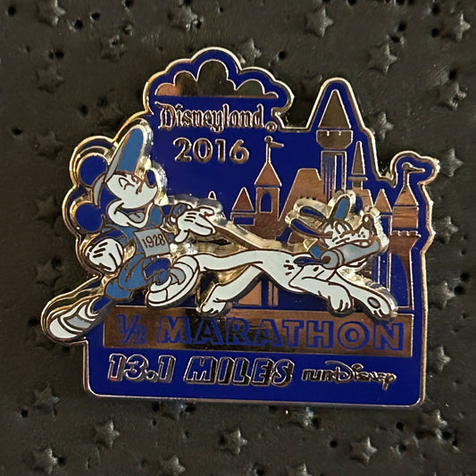 2016 - Pluto and Mickey - DLR - LR - 1/2 Marathon - Disney Pin
