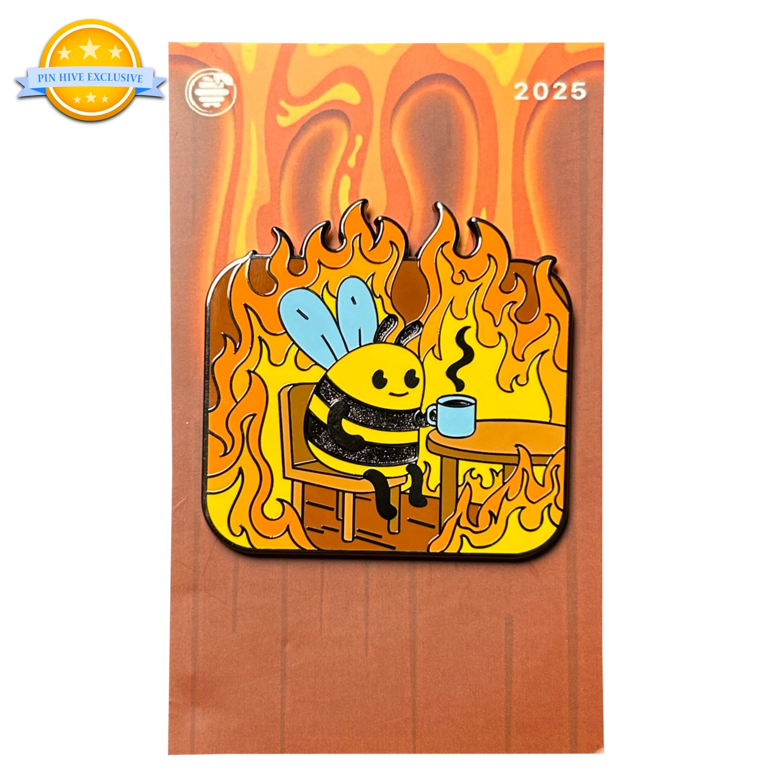 Todo está bien - Pin de abeja bebiendo té en el fuego - Exclusivo de Pin Hive