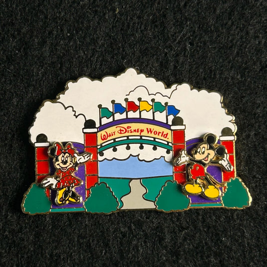 2000 - Mickey and Minnie Mouse - Gate - WDW - LE 5,000 - Artist Signed - Disney Pin