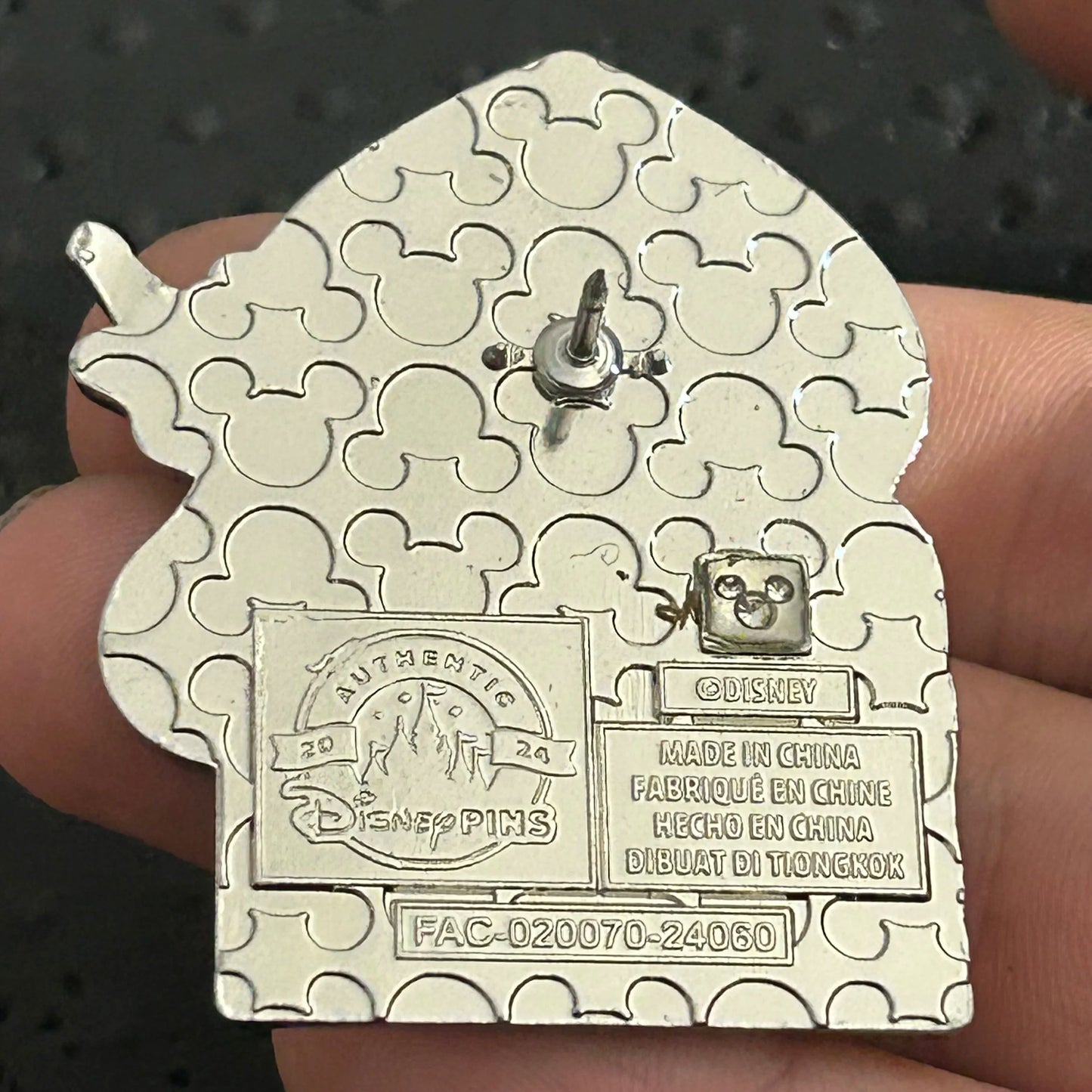 2024 - Genie - Aladdin - Holding Lamp - Disney Pin