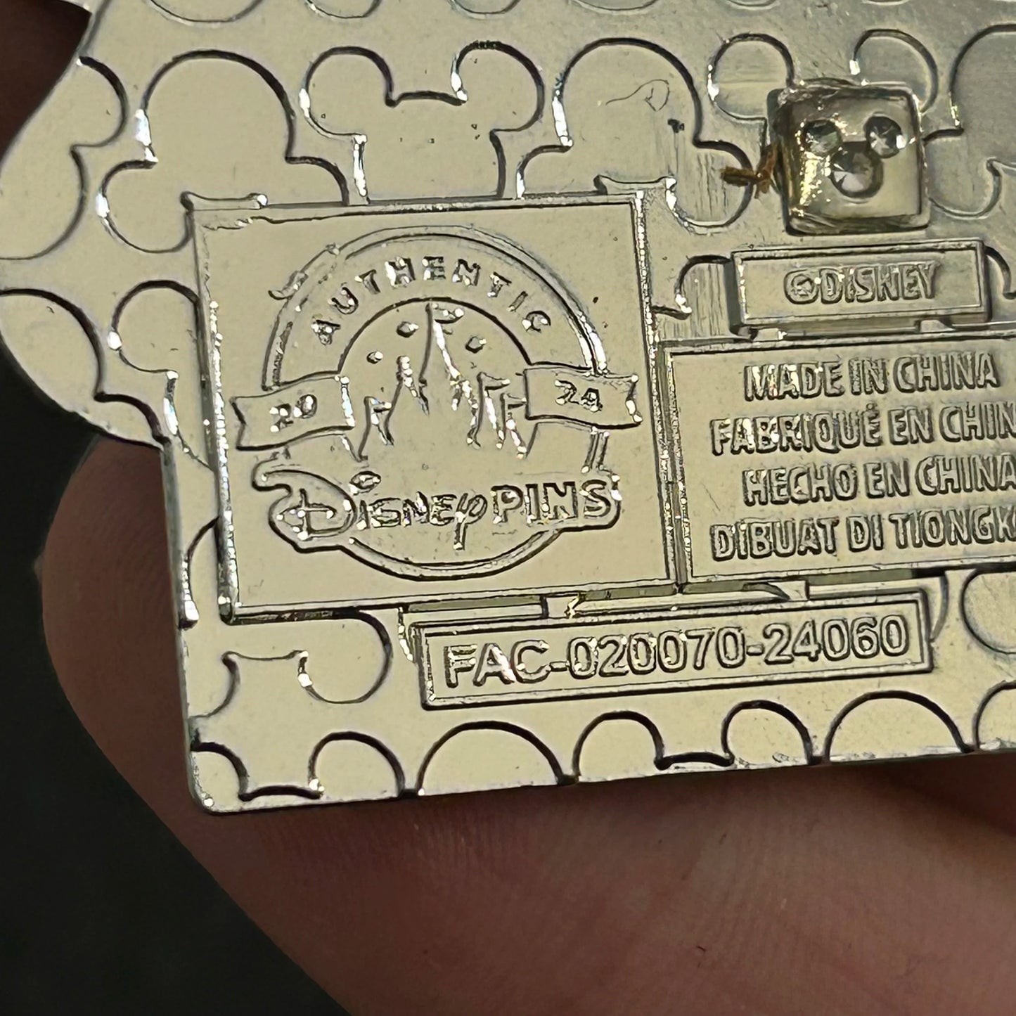 2024 - Genie - Aladdin - Holding Lamp - Disney Pin