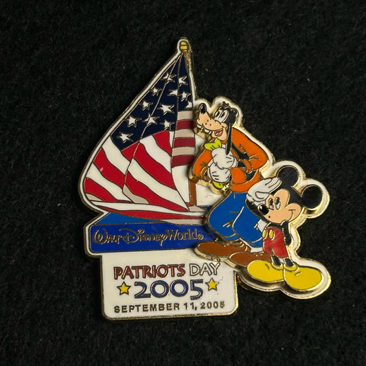 2005 - Mickey and Goofy - Patriots Day - USA Flag - WDW - LE 2,500 - Disney Pin