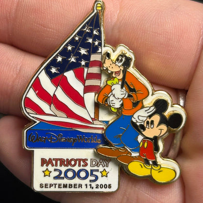 2005 - Mickey and Goofy - Patriots Day - USA Flag - WDW - LE 2,500 - Disney Pin