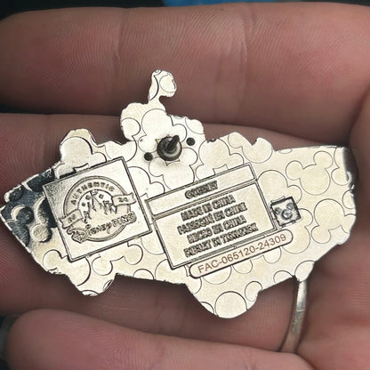 2024 - Mickey and Minnie Driving In Car - Shorts Style - Disney Pin