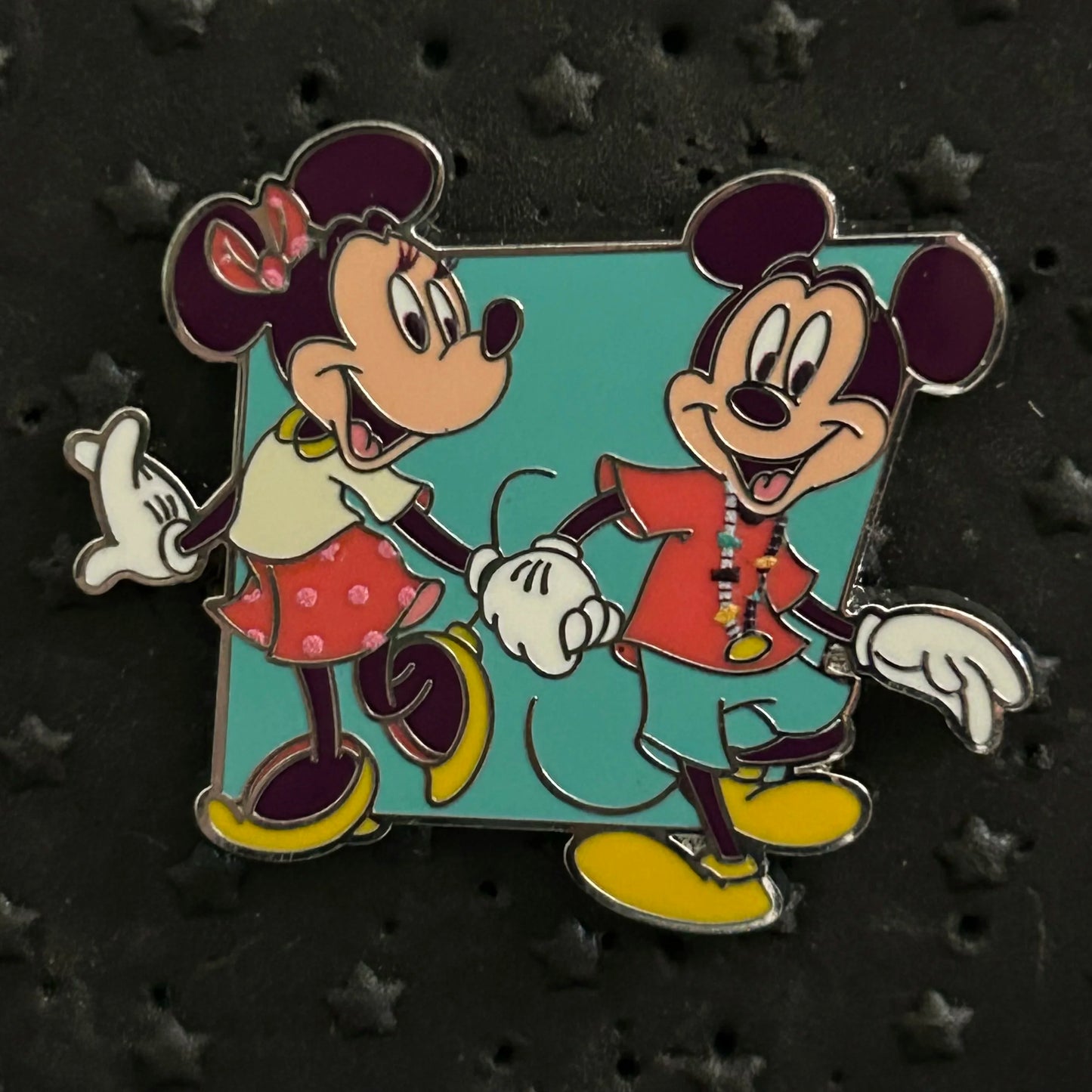 2024 - Mickey and Minnie - Holding Hands - Play in the Parks - Disney Pin