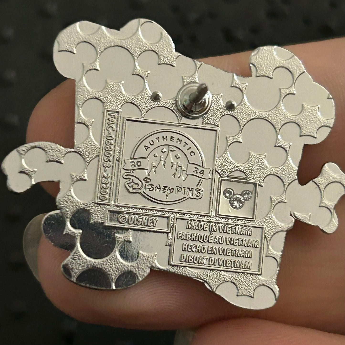 2024 - Mickey and Minnie - Holding Hands - Play in the Parks - Disney Pin