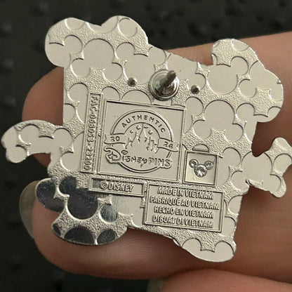 2024 - Mickey and Minnie - Holding Hands - Play in the Parks - Disney Pin