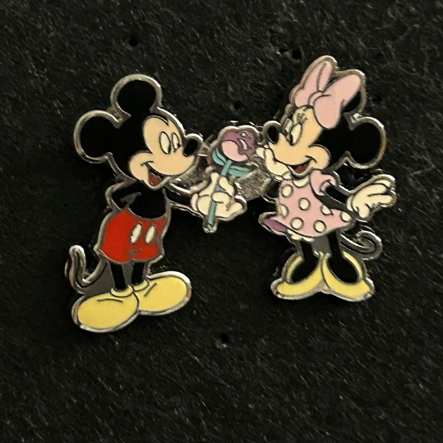 Loungefly - 2023 - Mickey Mouse Giving Minnie Mouse A Flower - Disney Pin