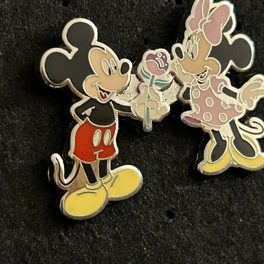 Loungefly - 2023 - Mickey Mouse Giving Minnie Mouse A Flower - Disney Pin