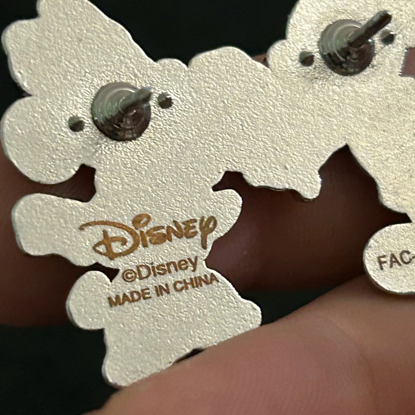 Loungefly - 2023 - Mickey Mouse Giving Minnie Mouse A Flower - Disney Pin