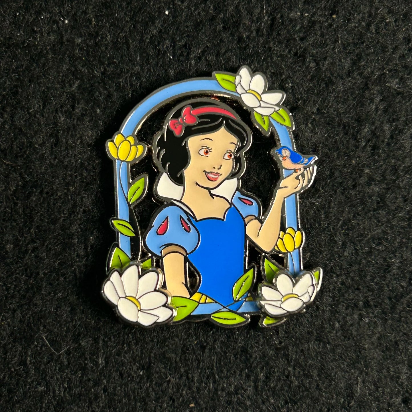 Loungefly - Snow White - Windowsill - With Bird - Disney Pin