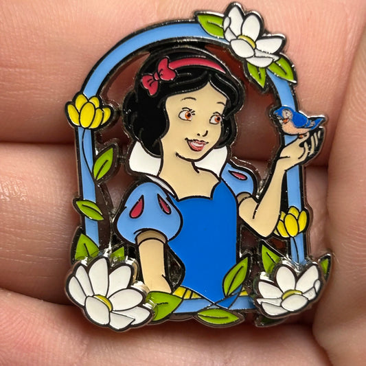 Loungefly - Snow White - Windowsill - With Bird - Disney Pin