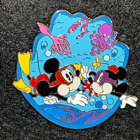 2024 - Mickey and Minnie Mouse - Snorkeling in the Ocean - Disney Pin
