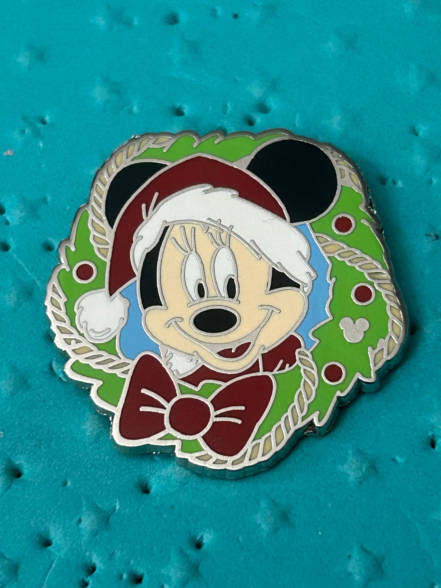 2006 - DLR - Cast Lanyard - Minnie Mouse Santa - Christmas Wreath Pin