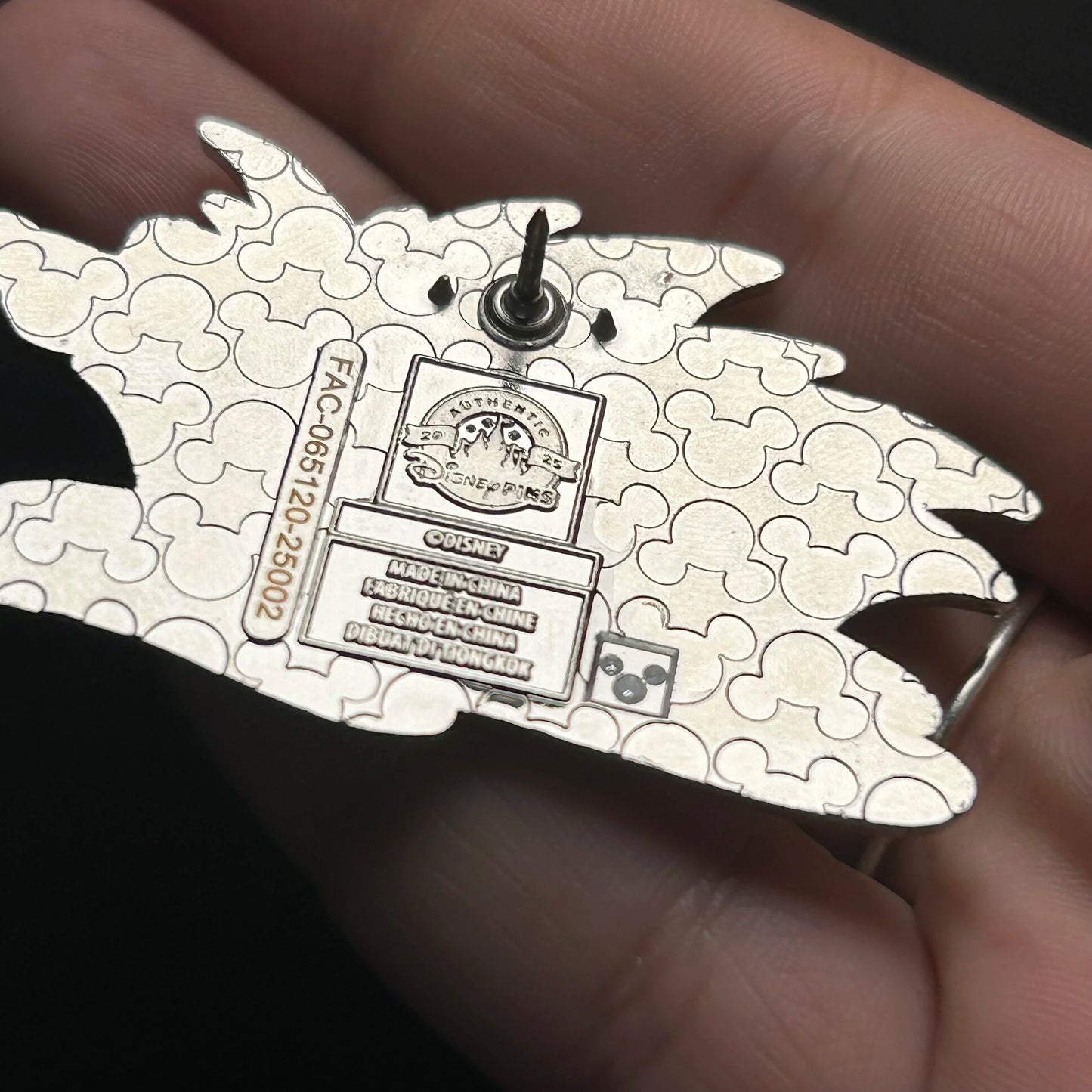 2025 - Pluto  Birds On Back - Pointing - Disney Pin