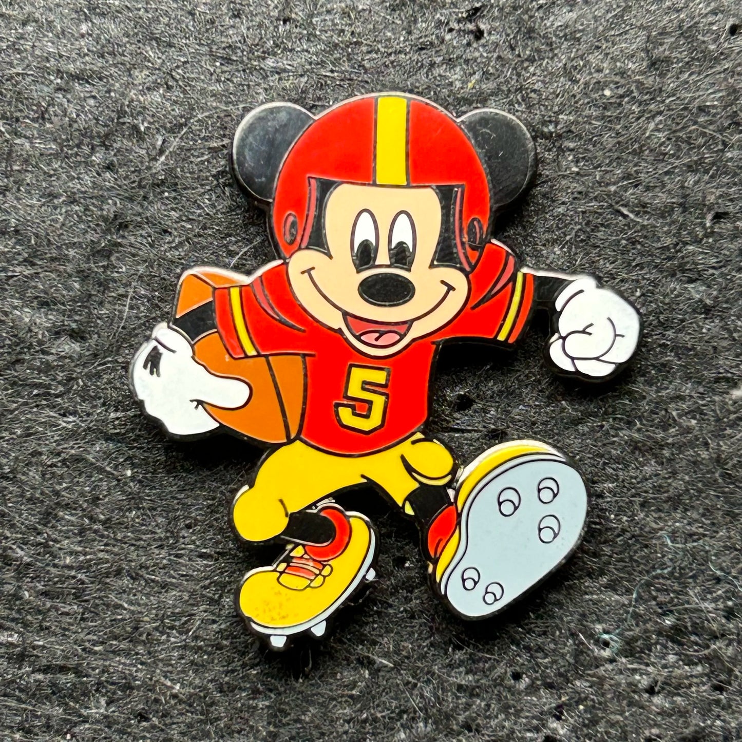 2003 - Mickey Mouse - Sport Series: Football - LE 3,000 - Disney Pin